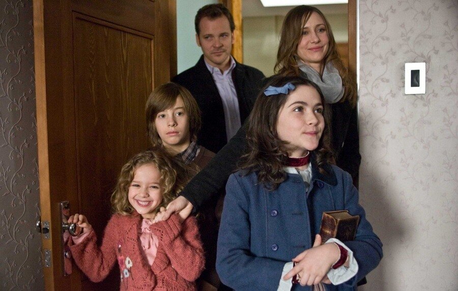 Первое знакомство Эстер с домом Коулманов: https://kino.vl.ru/kino/