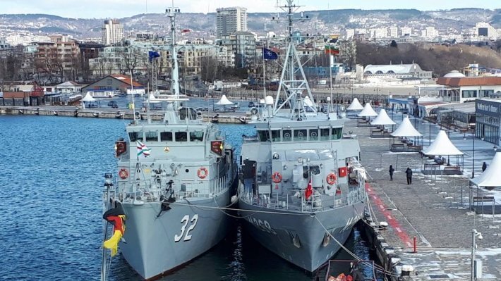 Натовские партнёры стремятся изображать из себя великих мореходов.