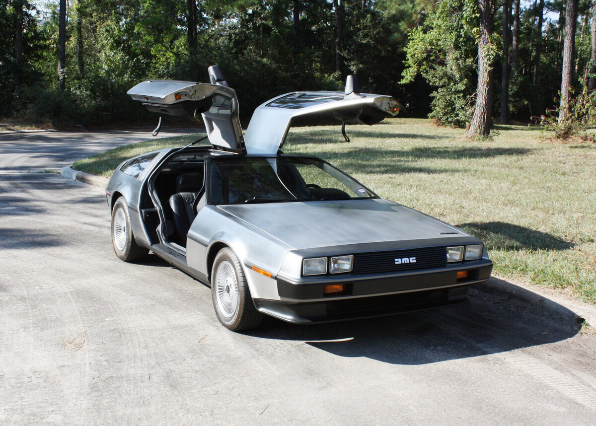 Машина из назад в будущее марка. DELOREAN DMC-12. Машина Делориан ДМС 12. DELOREAN DMC-12 2021. DELOREAN DMC 88.