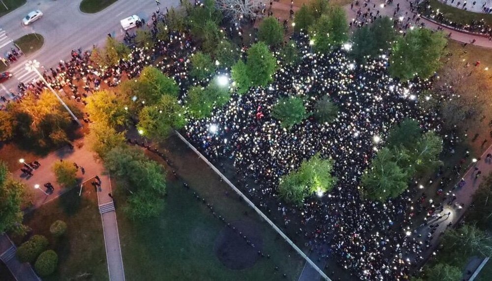  Протестующие Екатеринбурга в сквере, где планируется постройка храма. Фото: Медуза. 