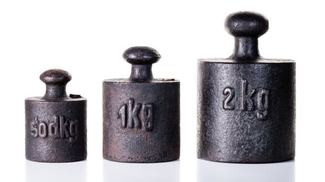 Эталоны килограмма немного тяжелеют по мере загрязнения поверхности и теряют вес в процессе очистки, так что их массу нельзя считать постоянной 