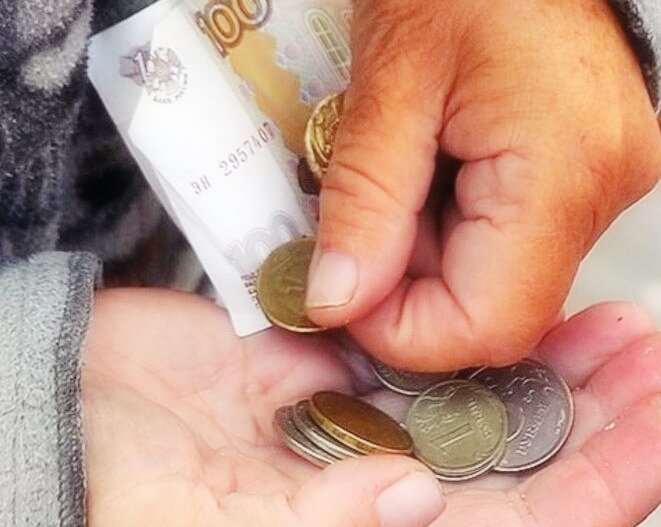 Вчера в РФ Госдумы был записан законопроект, составляющий изменения документов граждан для определения выплаты страховой пенсии. 
Очень часто участились случаи когда Люди работающие до 1991 года не могут подтвердить свою личную выплату, так как были утрачены основные документы по причине банкротства, вынужденной миграции, стихийных бедствий и т. д.

Все это приводит к тому что данные Граждане получаю начисления в виде самой минимальной пенсии.
В связи с этим Законопроект предложил рассматривать расчет заработка по бухгалтерским документам и перечню, согласно Правительством РФ.

А так же подтверждением будет являться следующие документы:

Налоговые справки ПРФ.

Справки ПРФ о доходах.

Свидетельство об уплате ЕНВД.

Справки о работе на другого гражданина с определённой зарплатой и квалификацией

Карточки членов партии,
комсомольские билеты и т. д

Если же и этих справок не имеет застрахованное лицо РФ, предлагается назначать среднею заработную плату в соответствии с должностью.