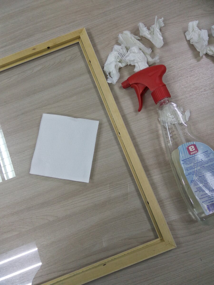 Прежде всего как следует протираем стекло с обеих сторон