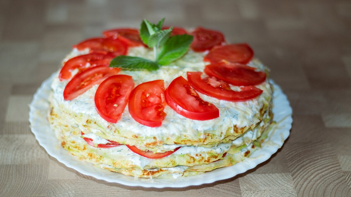 Блинный торт с помидорами и сыром