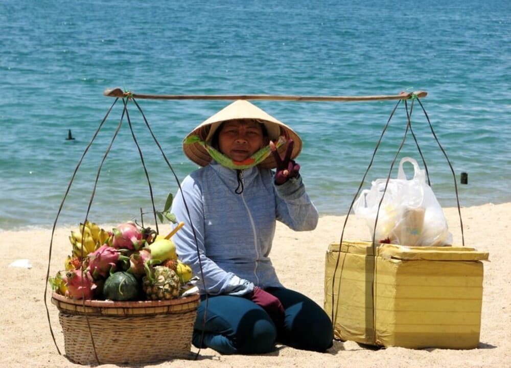 Сезонная работа на лето для женщин. Вьетнам Нячанг 2022. Продавцы на море. Продавцы на пляже Вьетнам. Вьетнамцы на пляже.
