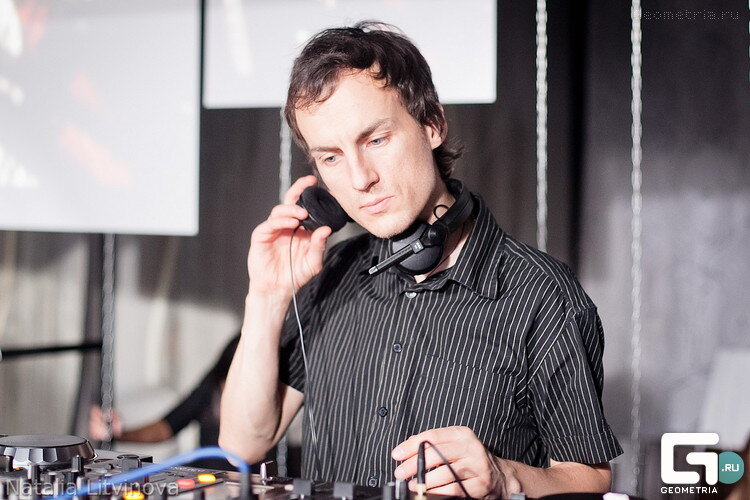 Самый популярный DJ Челябинска 90-х Женя Лукаш. Именно он начал одним из первых играть на виниле
