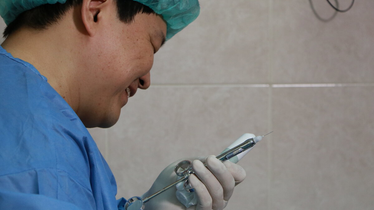 Игорь Цхай, главный врач Real Trans Hair за работой