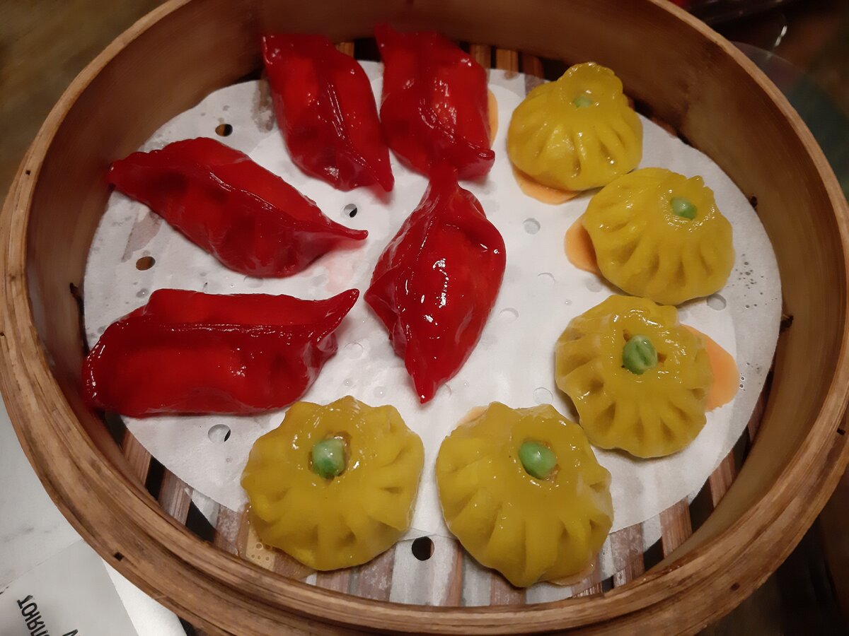 Красные — с говядиной, они были пресноватые. Жёлтые — с курицей карри, просто отличные. Вот представьте себе курицу карри — точно такая же, только в лёгком тесте.
