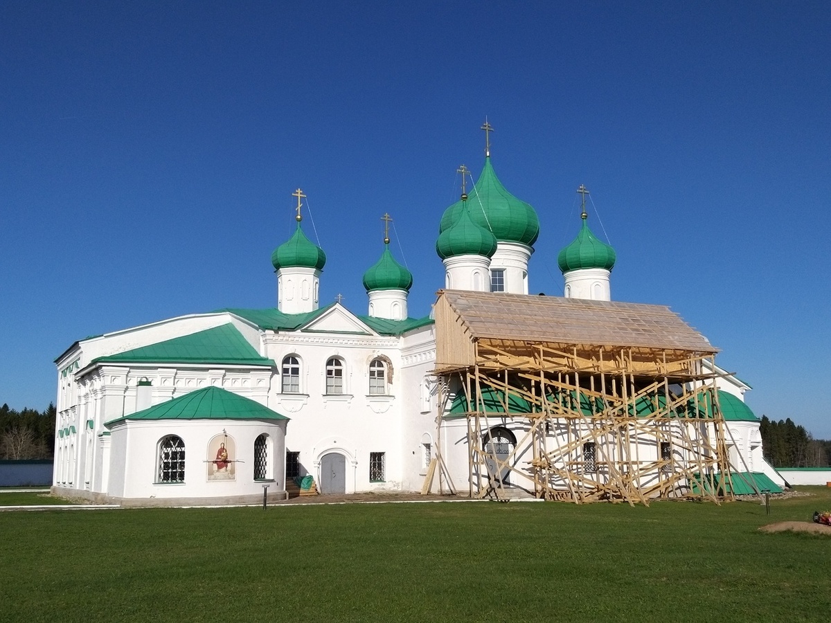 Здесь покоятся мощи преподобного Александра Свирского.