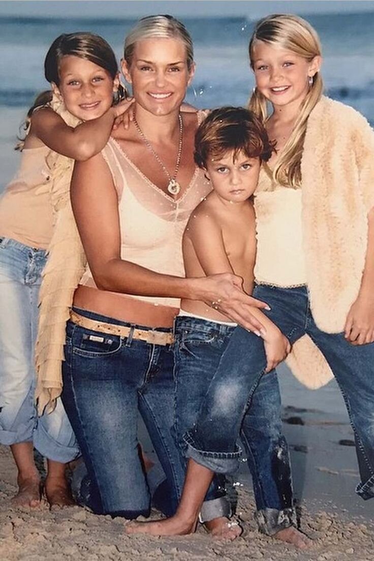 Фото из свободного источника. Бэлла, Иоланда, Анвар, Джиджи.