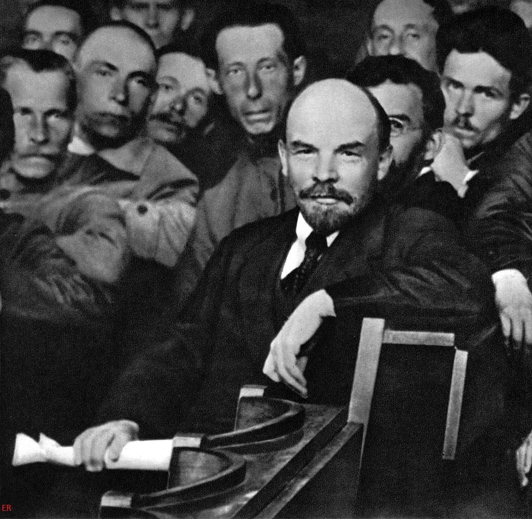 Дедушка Ленин смотрит на тебя как на наивного глупца, верящего в сказки