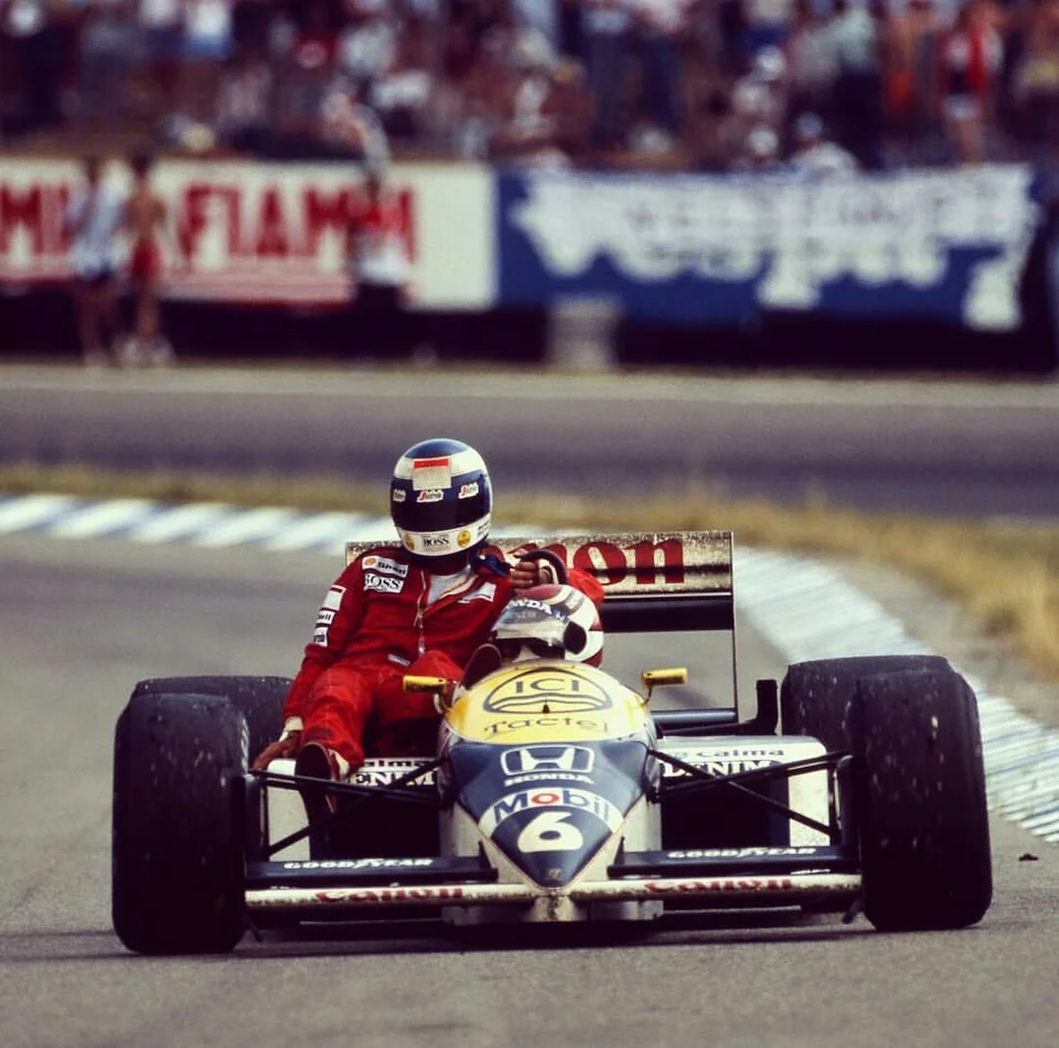 Keke Rosberg hitches a ride on Nelson Piquet's car after running out of fuel (German GP, 1986)