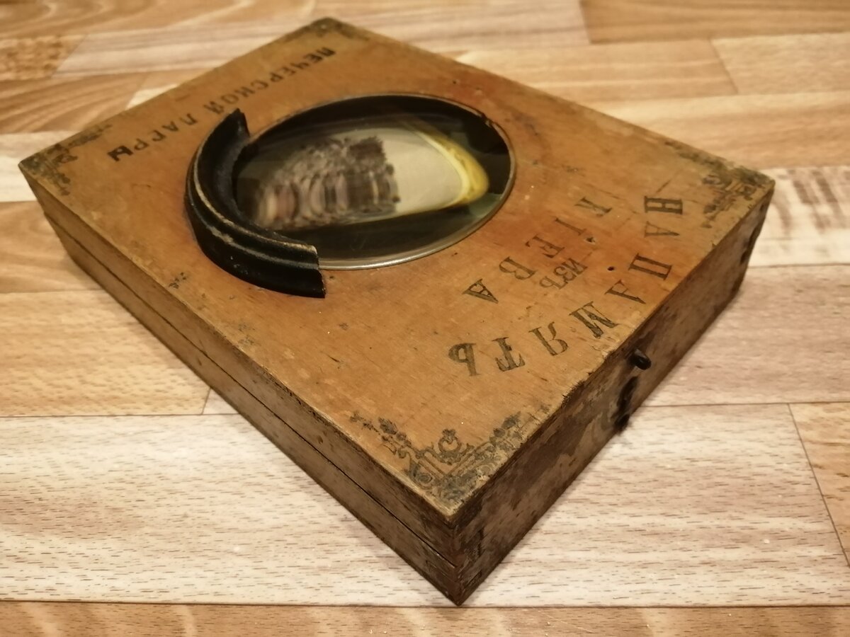 Коробочка сохранилась неплохо. 