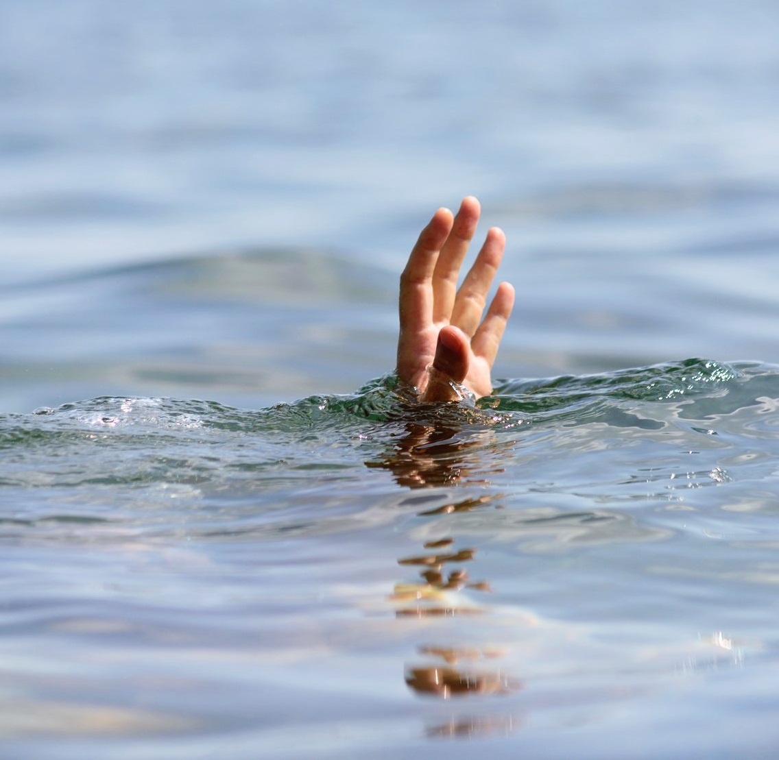 Китай. Человек тонет. Отсутствие помощи.