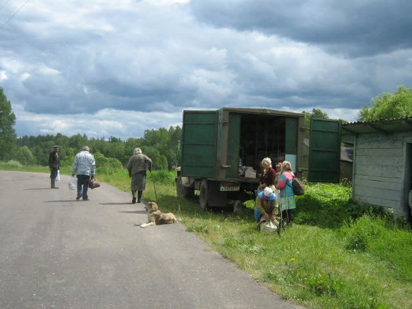 Автолавка приехала. В глубинке много чего нет. Магазина тоже  нет. 