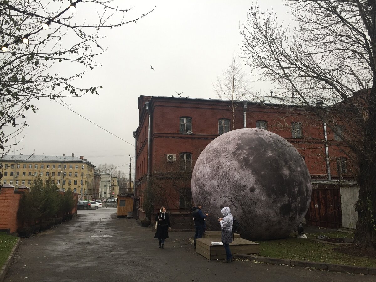 Шар, рядом с которым все фотографируются