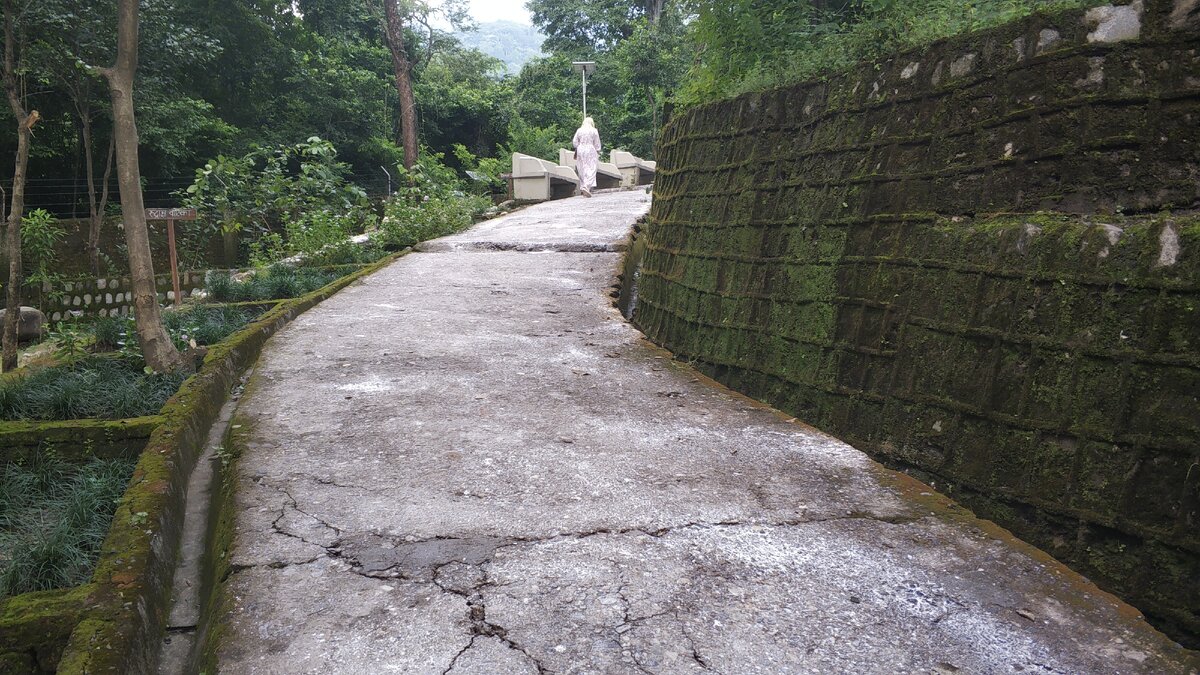 Дорожка от входа в ащрам