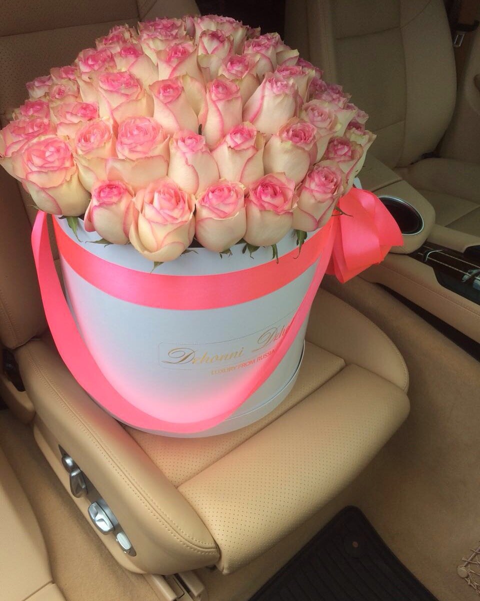 На всех фото только Эквадорские розы в коробках Dzhonni Dzheliya Flowers.