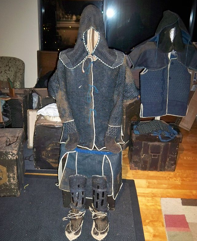 Японская кольчуга в полный рост отдалённо чем-то напоминает "полупрозрачную" футболку в дырочку. По сути, ей она и является :) Источник: wikiwand.com