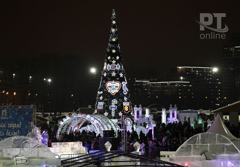   В преддверии Нового года  Казань с каждым днём становится ярче и прекраснее, а совсем скоро в  городе установят самое важное украшение – главную городскую ёлку.