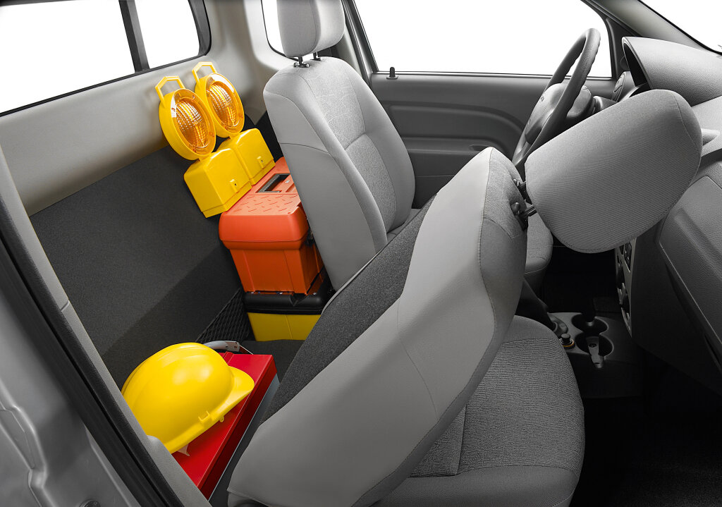 Багажный отсек в салоне. Фото Autowp.ru