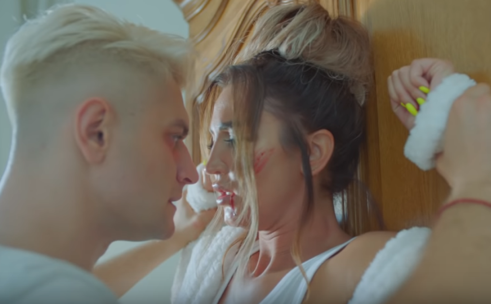 кадр из клипа "Лайкер" 