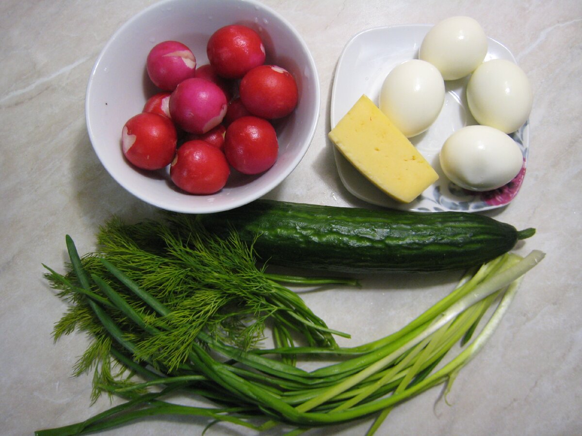 Салат с редиской и яйцом и зелёным луком. Салат с зелёным луком и яйцом рецепт. Редис польза. Огірковий салат з Селером - рецепт. Салат редиска яйцо зеленый лук майонез