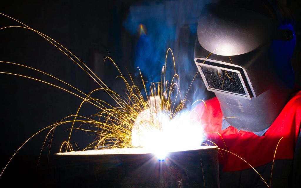 сварка металла. электросварщик ручной дуговой сварки. электросварщик ручной сварки тест. сварка. сварщик.