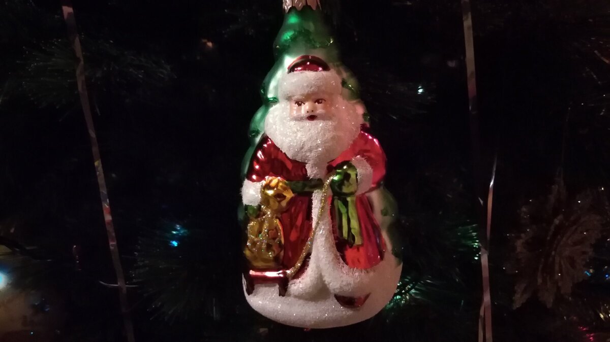 Игрушка с сюжетом: Дед Мороз везёт ёлку.