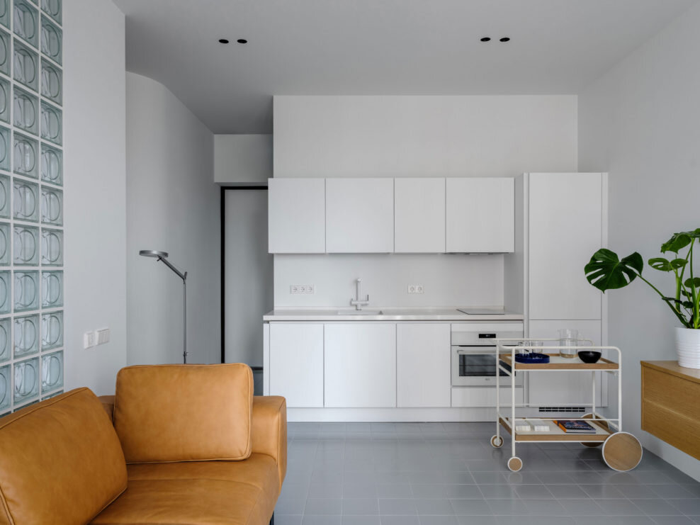 Вид из гостиной на кухню. Гарнитур, Nobilia; сервировочный столик, BoConcept. 