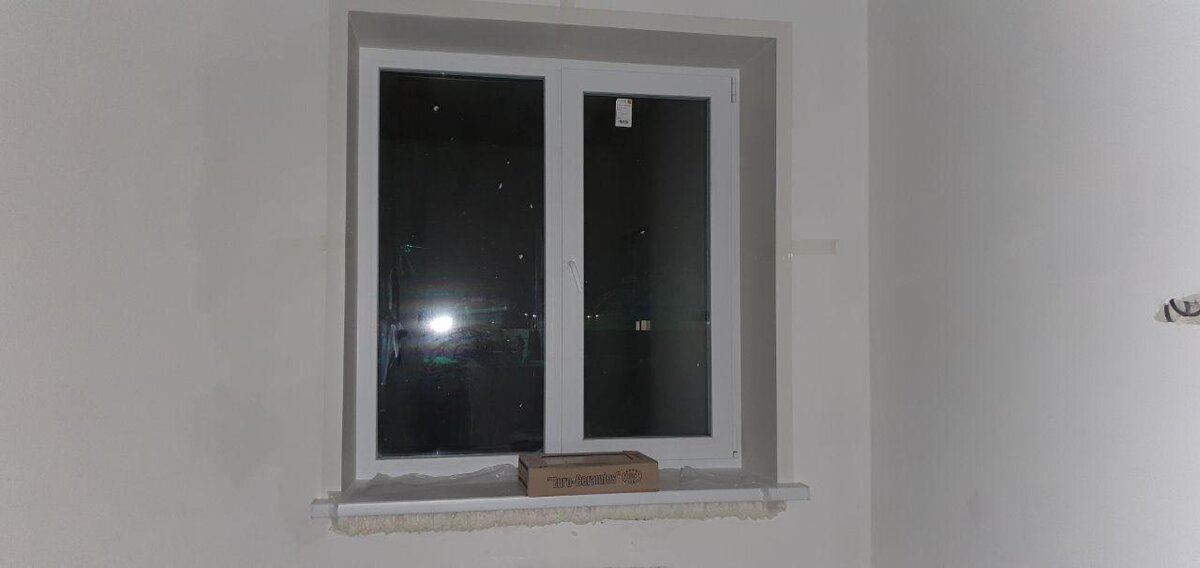 На подоконники положили пачки с плиткой. Наверно чтобы пена не выталкивала и не гнула полотно.