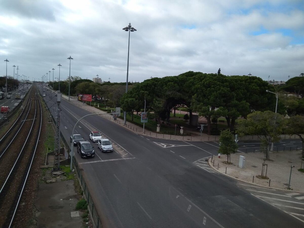 Вид на линию железной дороги. Тут достаточно пустынно в середине буднего дня. Да и что тут делать? В пешеходной доступности есть несколько интересных объектов, но все они поодаль.