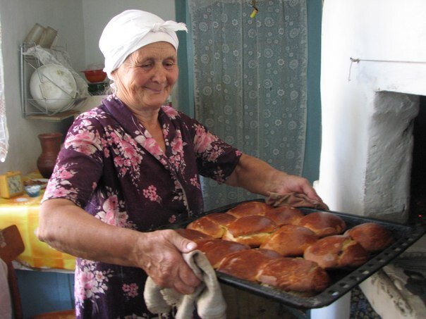 Бабушка с пирожками. Бабушка печет пироги. Бабулины пирожки. Бабушка печет пирожки.