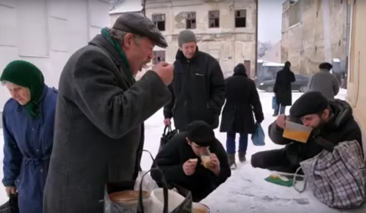 Довел народ до нищеты