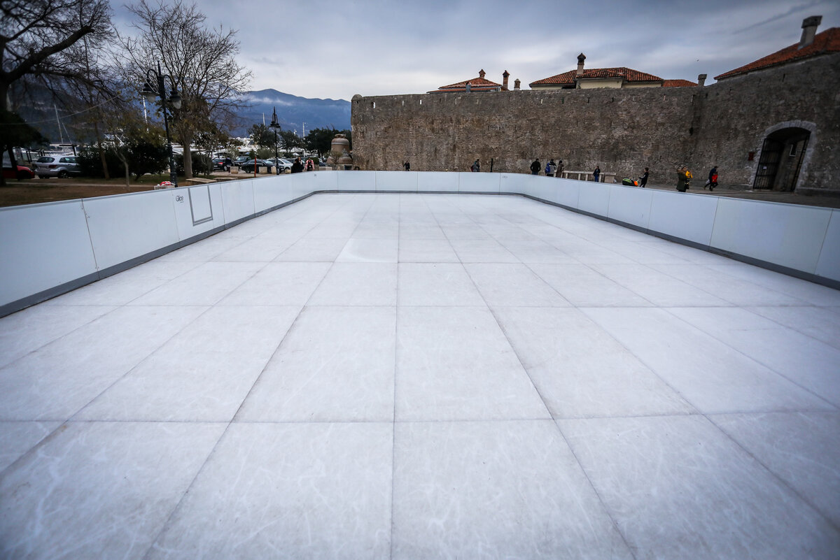 В Будве установили бесплатный каток