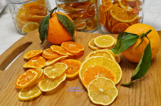 Лимоны, апельсины и мандарины, моем горячей водой.