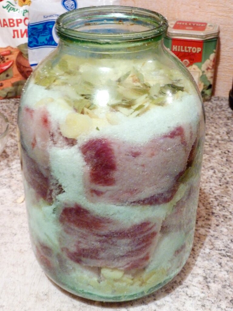 Сало в банках в рассоле. Сало в рассоле под железной крышкой. Сало в рассоле в банке с чесноком. Шпик в баночке. Сало в банке.