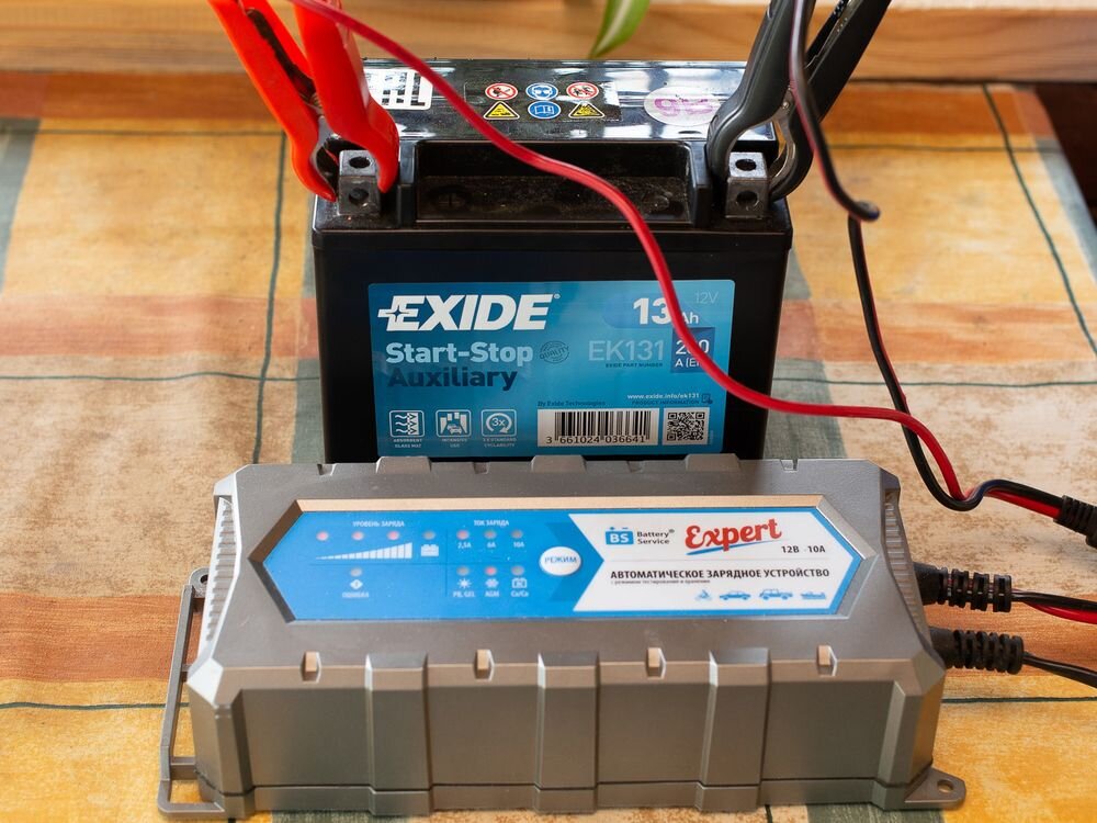 Прежде чем выкидывать старую батарею, попробуйте ее полностью зарядить, часто это помогает (картинка из свободных источников Google картинки)