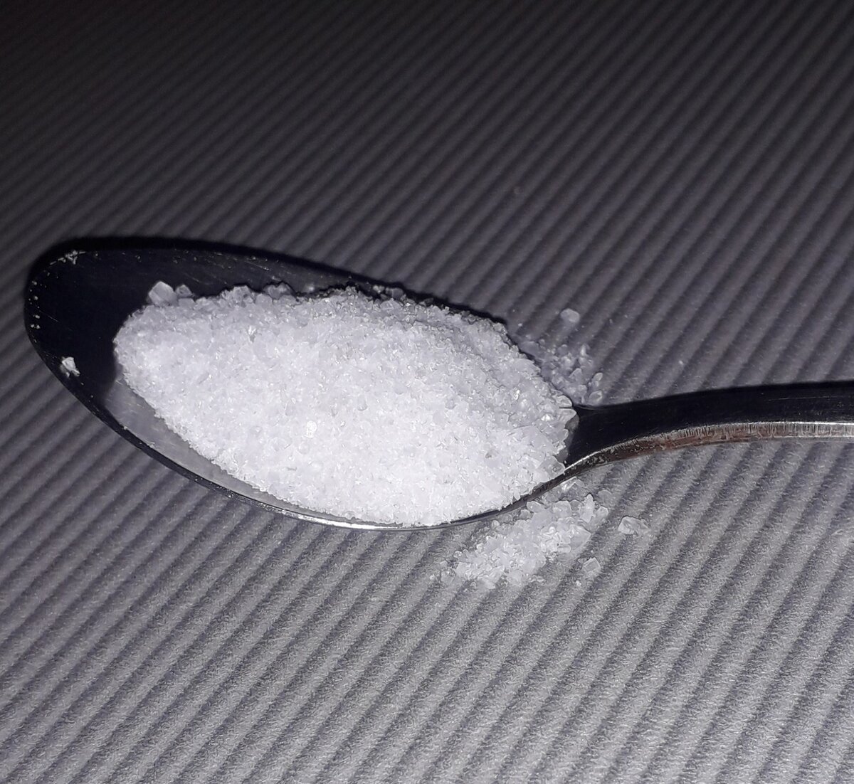 
 Через 20-30 мину извлекаем инструмент из раствора, не вытирая об ветошь, проводим лезвием несколько раз по кожаному ремню или мелко зернистому заточному бруску. Инструмент очень долго не тупиться.