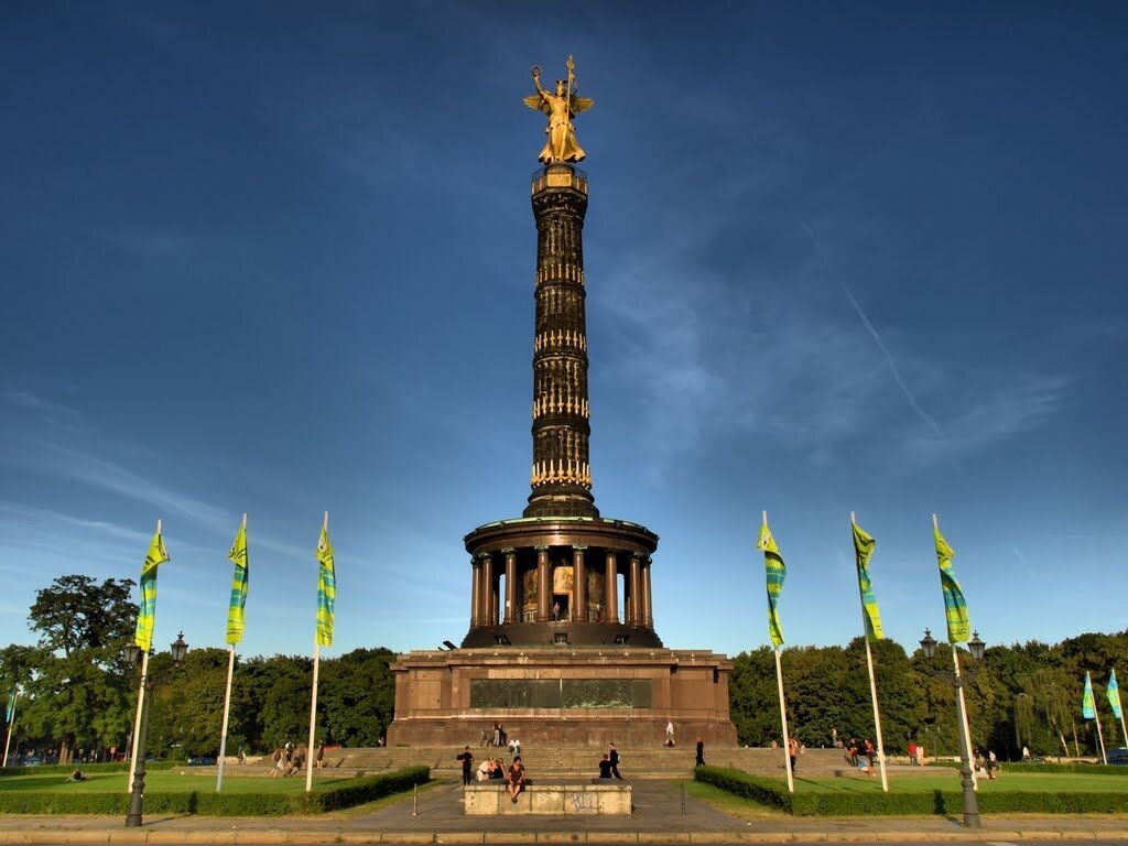 Части берлина. (Siegessäule) колонна Победы Берлин. Колонна Победы памятники Берлина. Тиргартен и колонна Победы. Триумфальная колонна в Берлине.