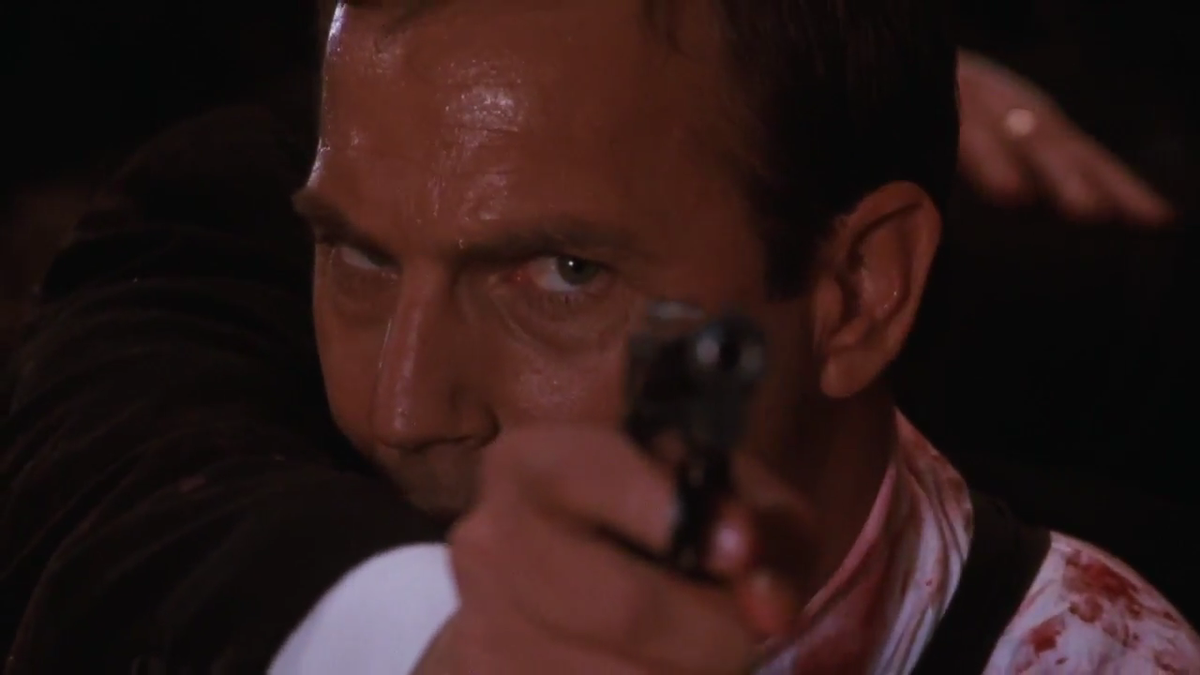 Это пистолет Фрэнка, а на следующем слайде такой же у бандита.