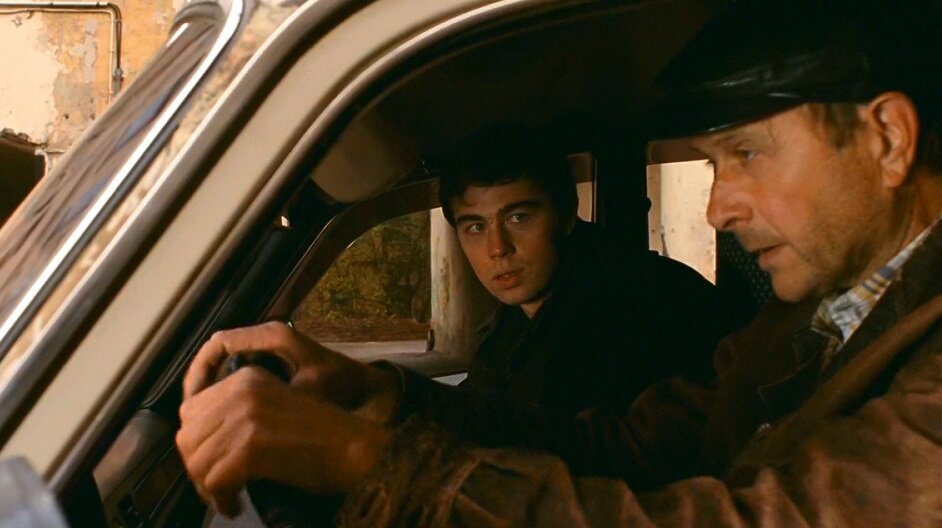 - Были же люди как люди — и вдруг сразу все стали кретины. Парадокс! -  кадр из фильма «Брат-2»