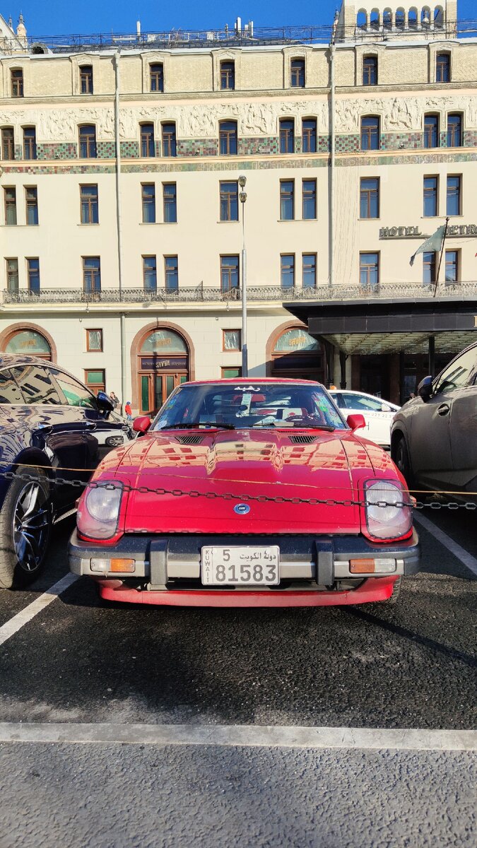 Datsun 280ZX (1978-1983) с кувейтскими номерами в центре столицы.