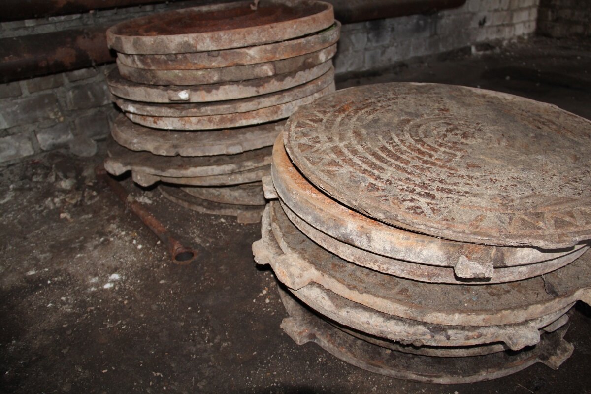 По закону сдать на металлолом крышки люков нельзя. Фото с сайта https://ural-meridian.ru/