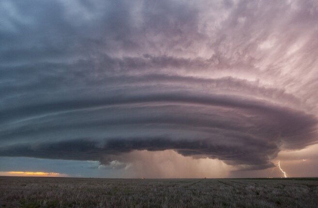"Птица" совершенно определенно летательный аппарат, класса "вимана". Аппараты способны перемещаться по воздуху (это изредка наблюдаемые нами НЛО), обладают маскировкой, из-за чего мы можем только наблюдать лишь следы их деятельность - это молнии, гром, сильные ливни, тучи причудливых форм, торнадо, смерчи. Подробнее о летательных аппаратах и их способностях написано в трактате "Вайманика-шастра", в Ведах данных индусскому, скандинавским и многим другим народам. Практически у всех жителей ближайших земель есть описание летательных аппаратов в мифах.