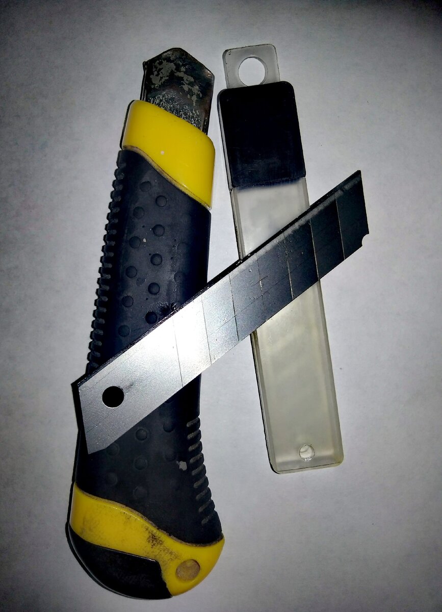 Монтажный нож со сменными лезвиями. 