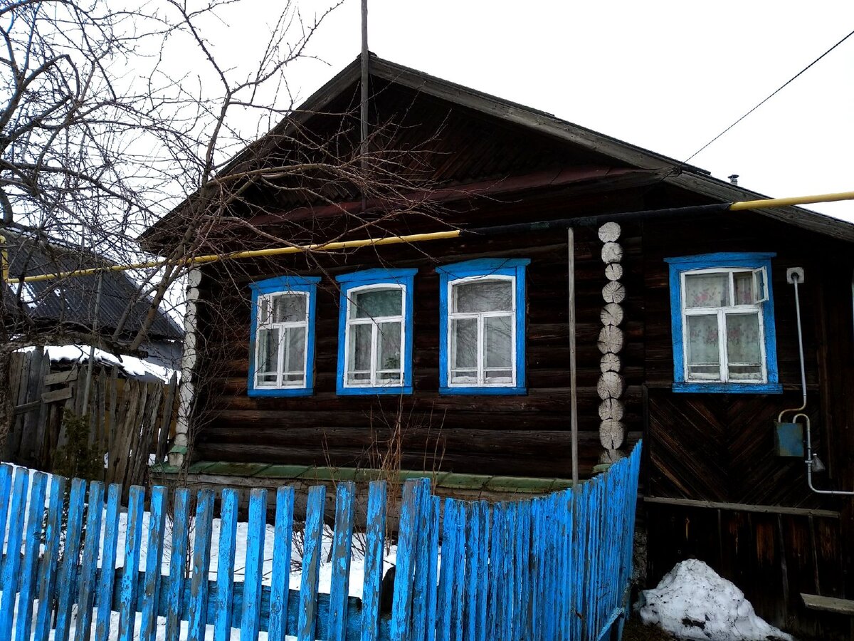 Русская изба в деревне