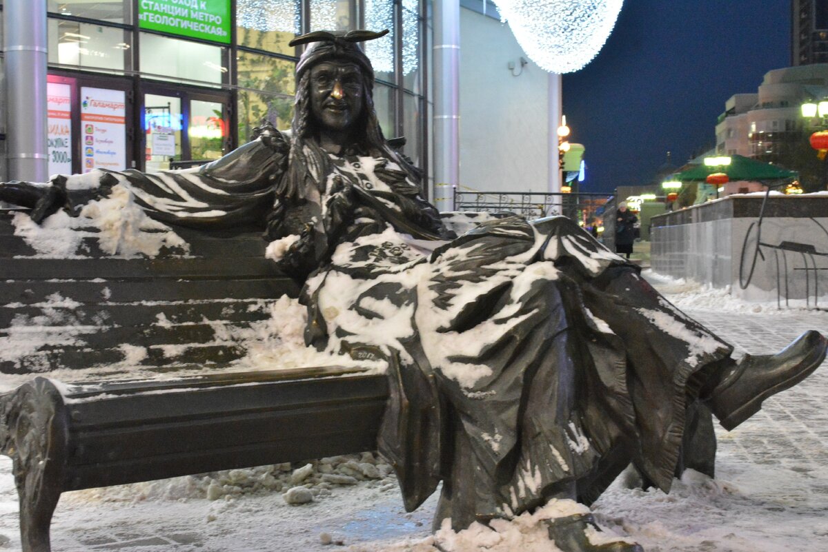 Скульптура Бабы-Яги вальяжно сидящей на лавочке на главной пешеходной улице, как бы намекает.