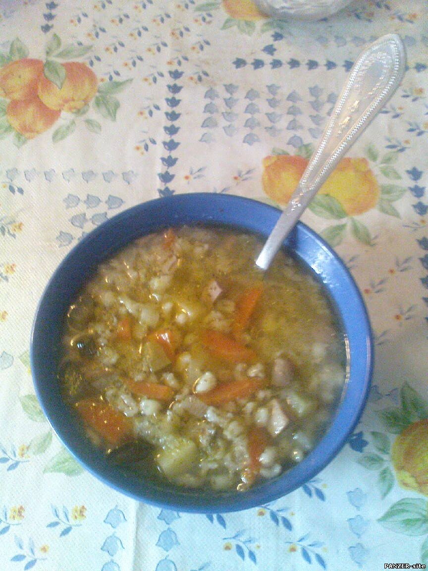   Рецепт рассольника я хотел написать еще в прошлом году, но все как-то  не заладилось, были на то свои причины, и, не смотря на то, что я его  уже готовил, вдохновения сваять рецепт так и не возникло, да и сам  рассольник вечно напоминал о том самом трабле, из-за которого не написал  его сразу.
 Но, время идет, и вот я опять приготовил рассольник с удовольствием и, даже, по моему, лучше, чем в первый раз. Но, опыт и фотографии остались, так что я параллельно расскажу о том рецепте и об этом.
 В чем разница? Ну, она может показаться несущественной, но, тем не менее, она существенно влияет на вкус конечного продукта! О чем это я говорю? Да о мясе!
 В прошлом году я для приготовления рассольника использовал жирную свинину, в этом году приготовил на свиных же почках.
 Но, обо всем по порядку.
 Итак, что же нам нужно для одного и другого рецепта? Ну, основная часть ингредиентов остается неизменной:
 Лук репчатый - 1-2 шт.
 Морковь - 1 шт.
 Картошка - 1-4 штуки, в зависимости от размера.
 Огурец соленый - 3-5 шт.
 Крупа перловая - 0,5 стакана.
 Соль, перец, лаврушка, зелень - по вкусу.
 Ну и главное, если мясо - то приличный шмат, можно и на косточке, а если почки - 3-4 штуки.