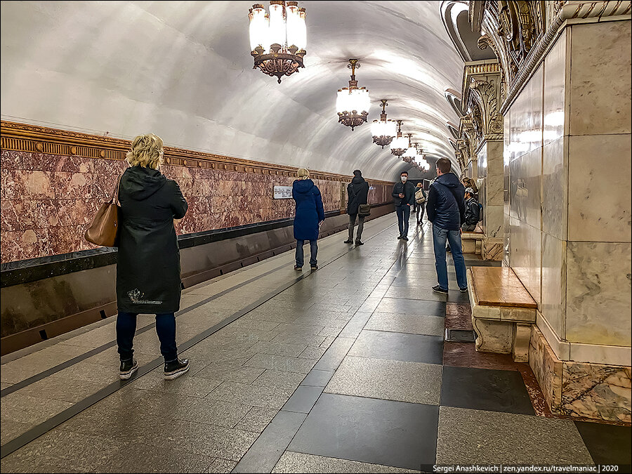 Ситуация в московском метро: люди все больше начинают бояться подходить близко друг к другу